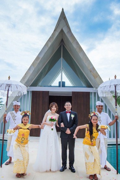 巴厘岛婚纱摄影,海外婚纱摄影,巴厘岛酒店蜜月婚拍,教堂婚纱摄影,皇家珊楚安教堂